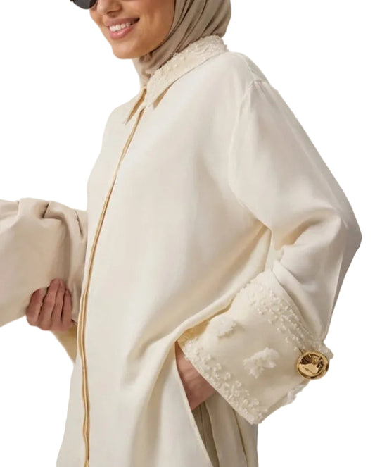 Chemise élégante couleur ivoire en viscose, coupe fluide et raffinée.
