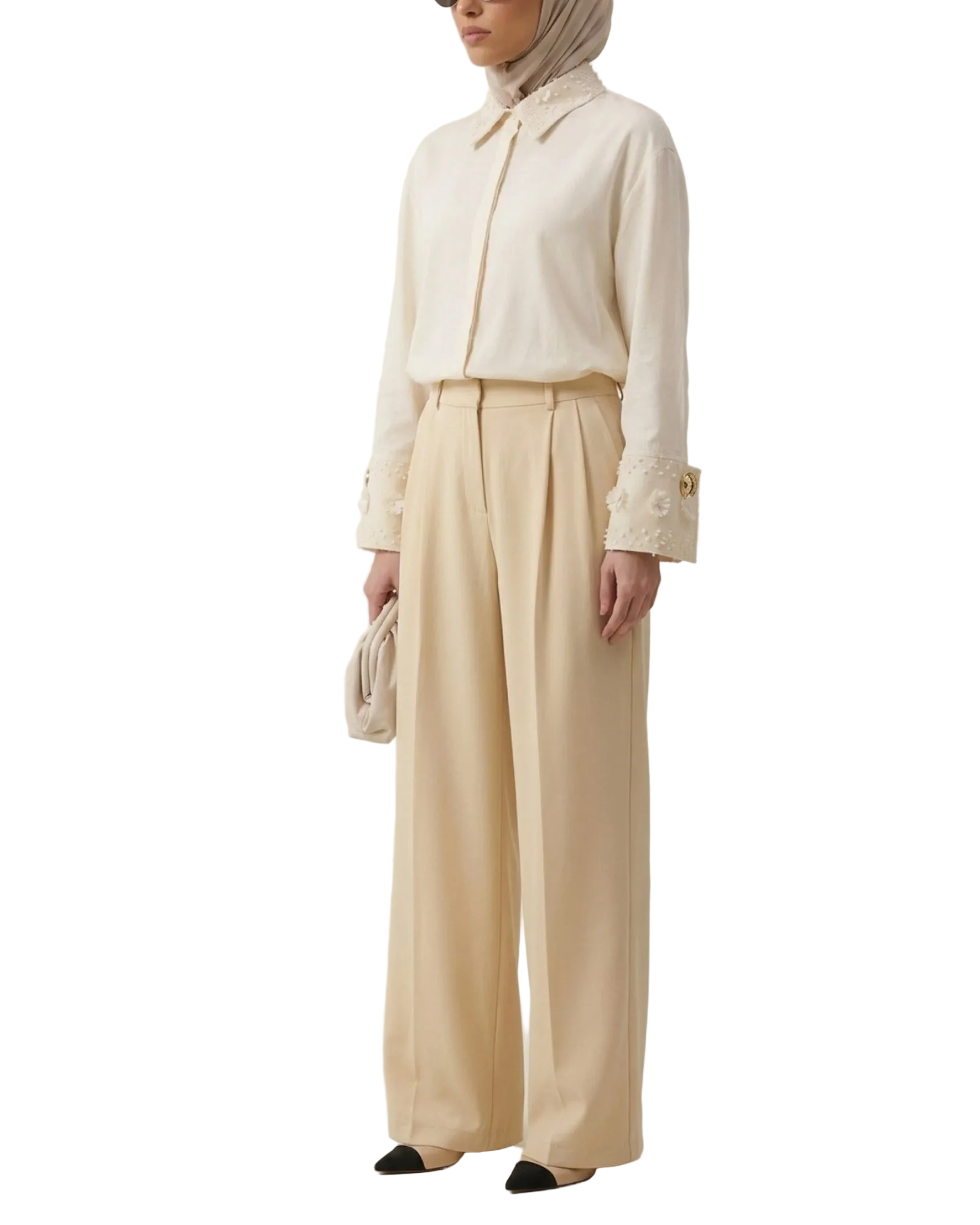 Vue de profil, chemise ivoire en viscose avec belle tombée de tissu.