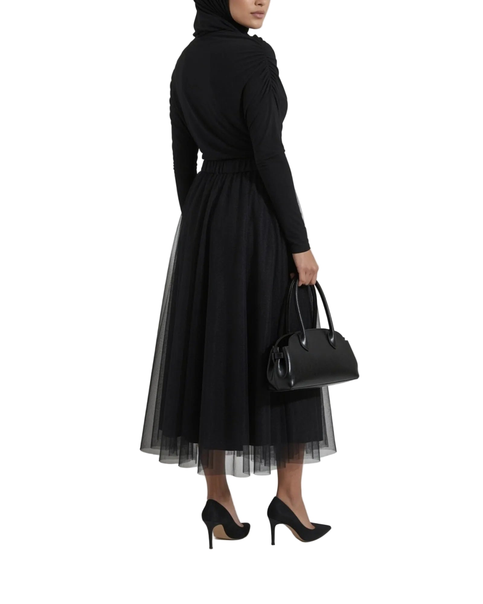 Vue de dos d'une jupe longue en tulle noir, silhouette élégante avec hijab et sac noir