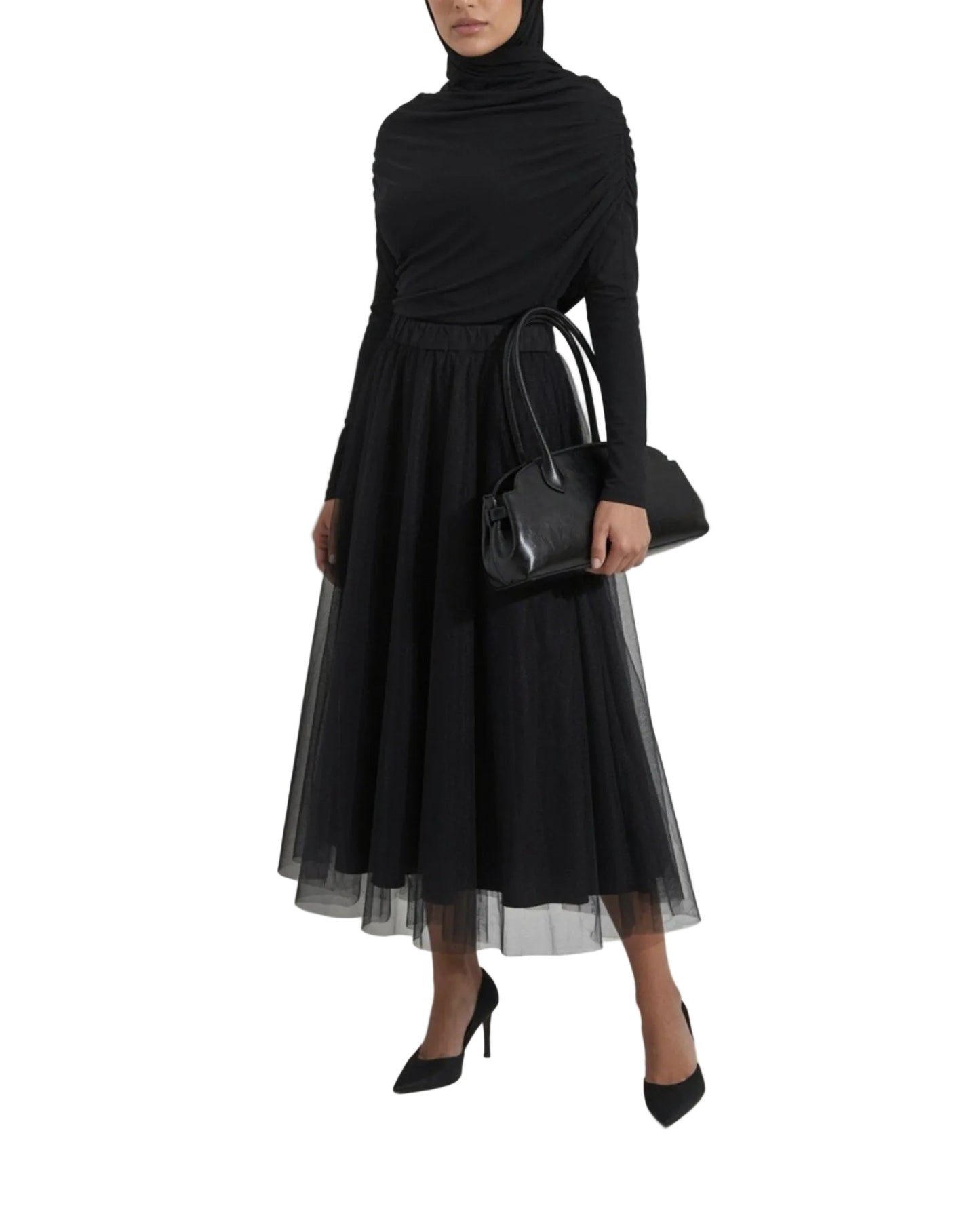 Jupe longue en tulle noir portée avec hijab, haut manches longues et sac, look modest fashion.