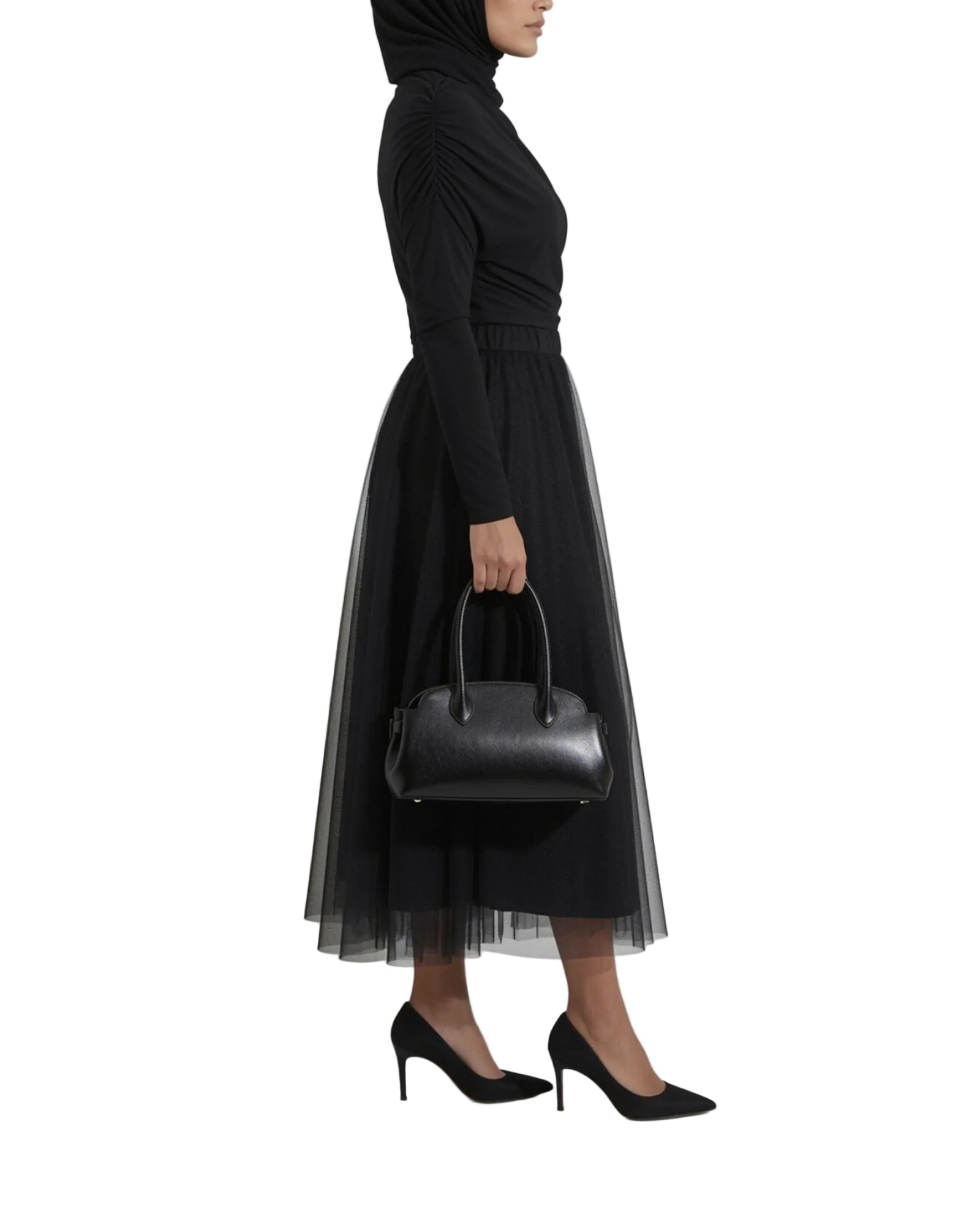 Jupe longue en tulle noir, vue de profil, tenue modest fashion avec escarpins.