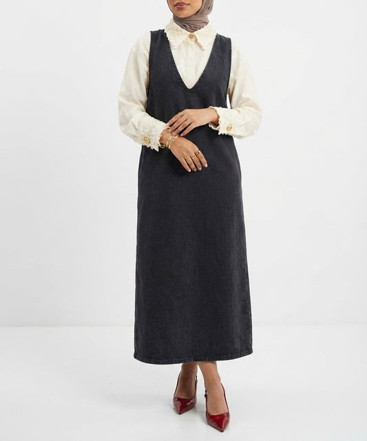 Robe chasuble en jean sans manches col V, look superposé avec chemise blanche - vue de face.