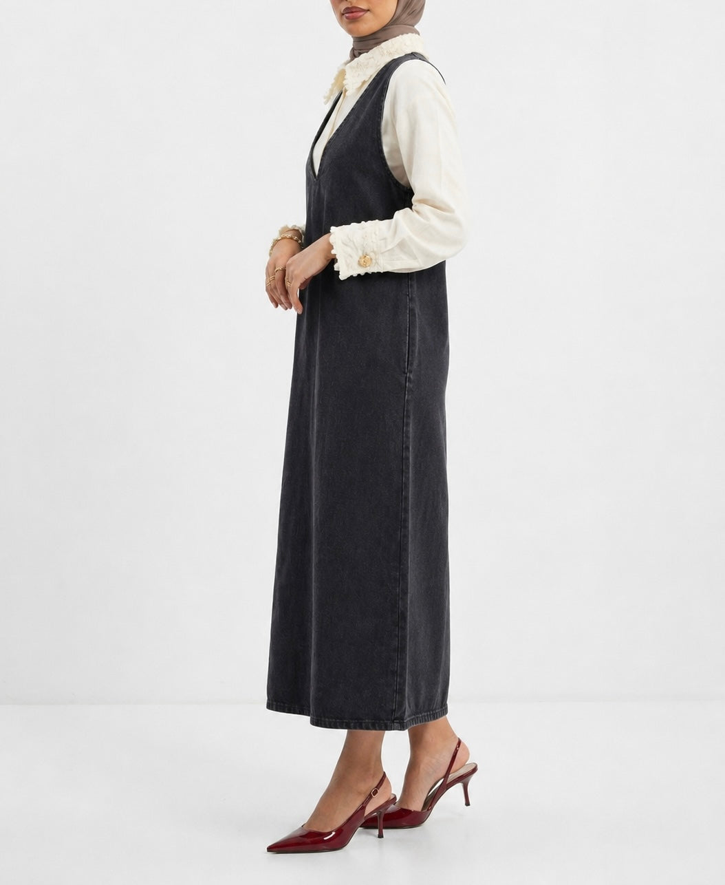 Robe longue en jean noir col V portée avec chemise blanche - vue de profil
